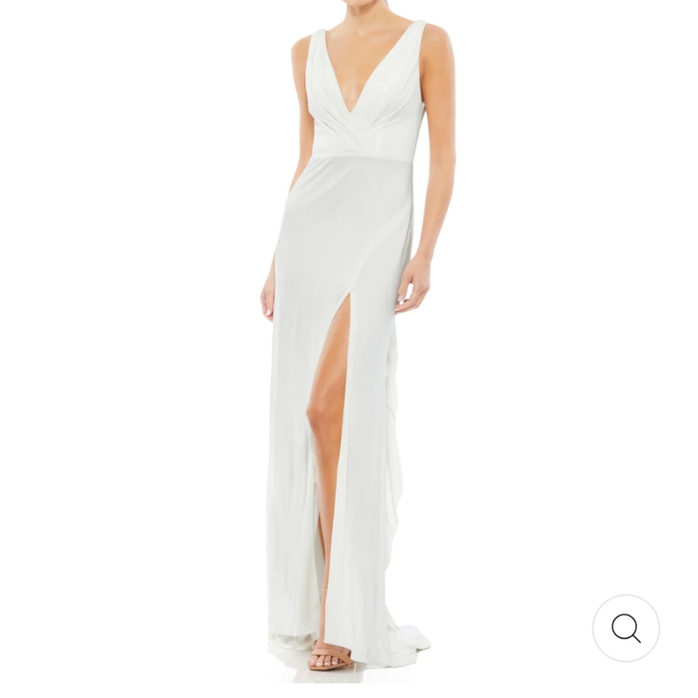 Mac Duggal Sleeveless V neck Jersey Gown white size 4